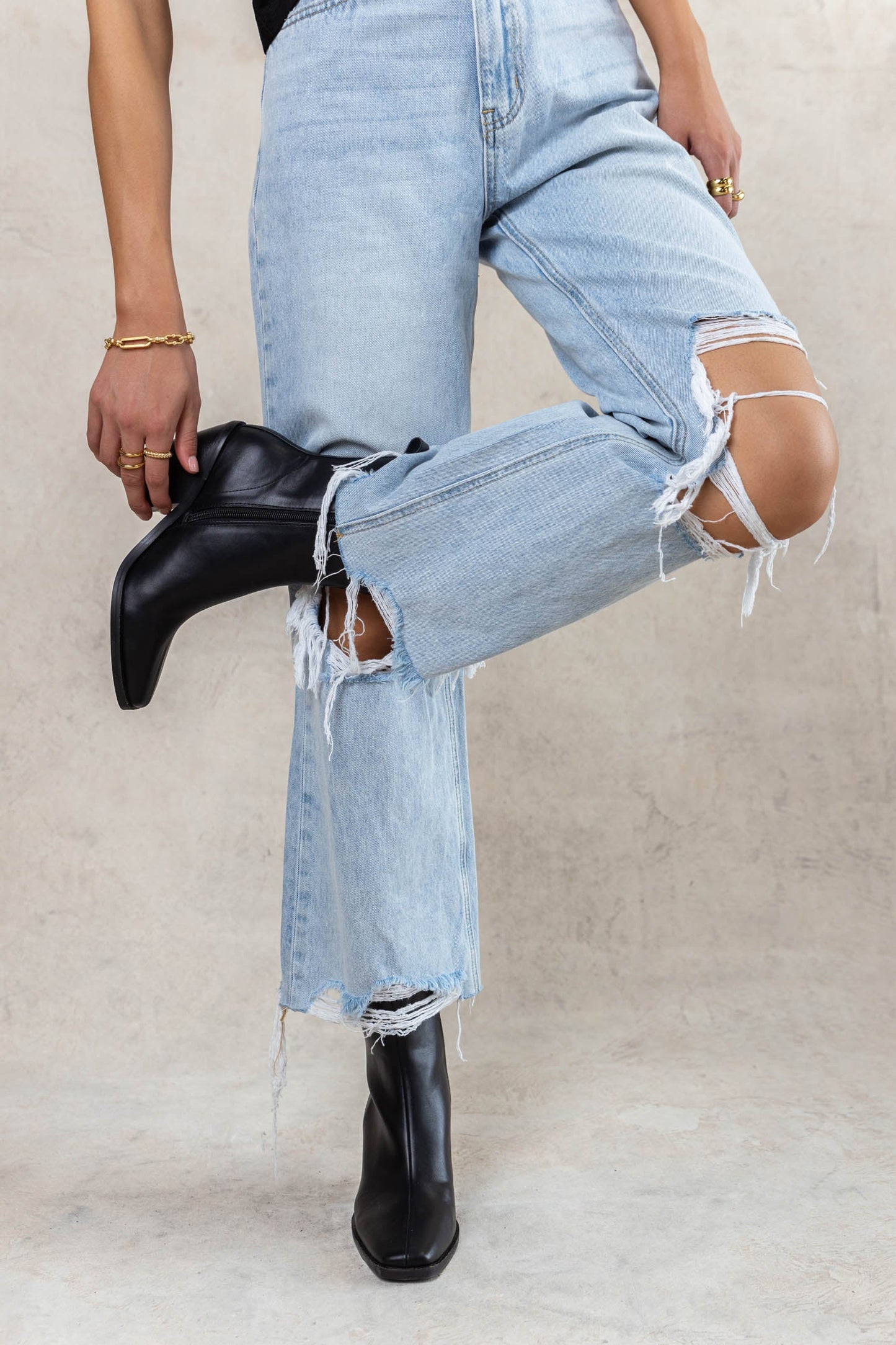 Charlie Distressed Jeans in Light Wash